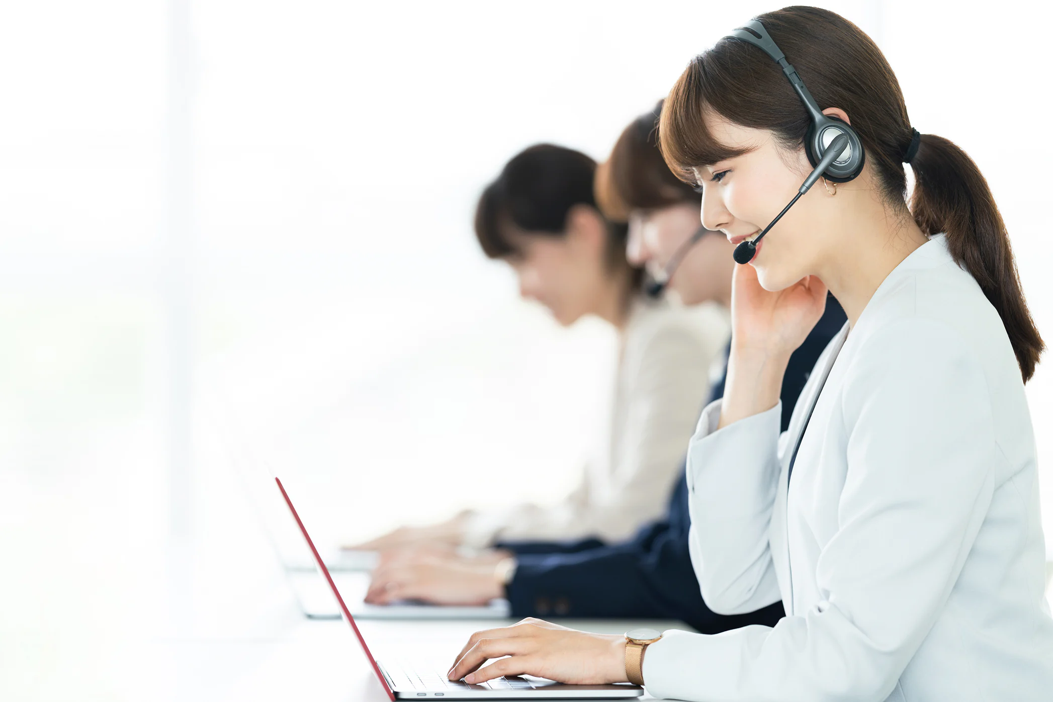 日本語での導入支援やカスタマーサポートを提供するサポートスタッフのイメージ