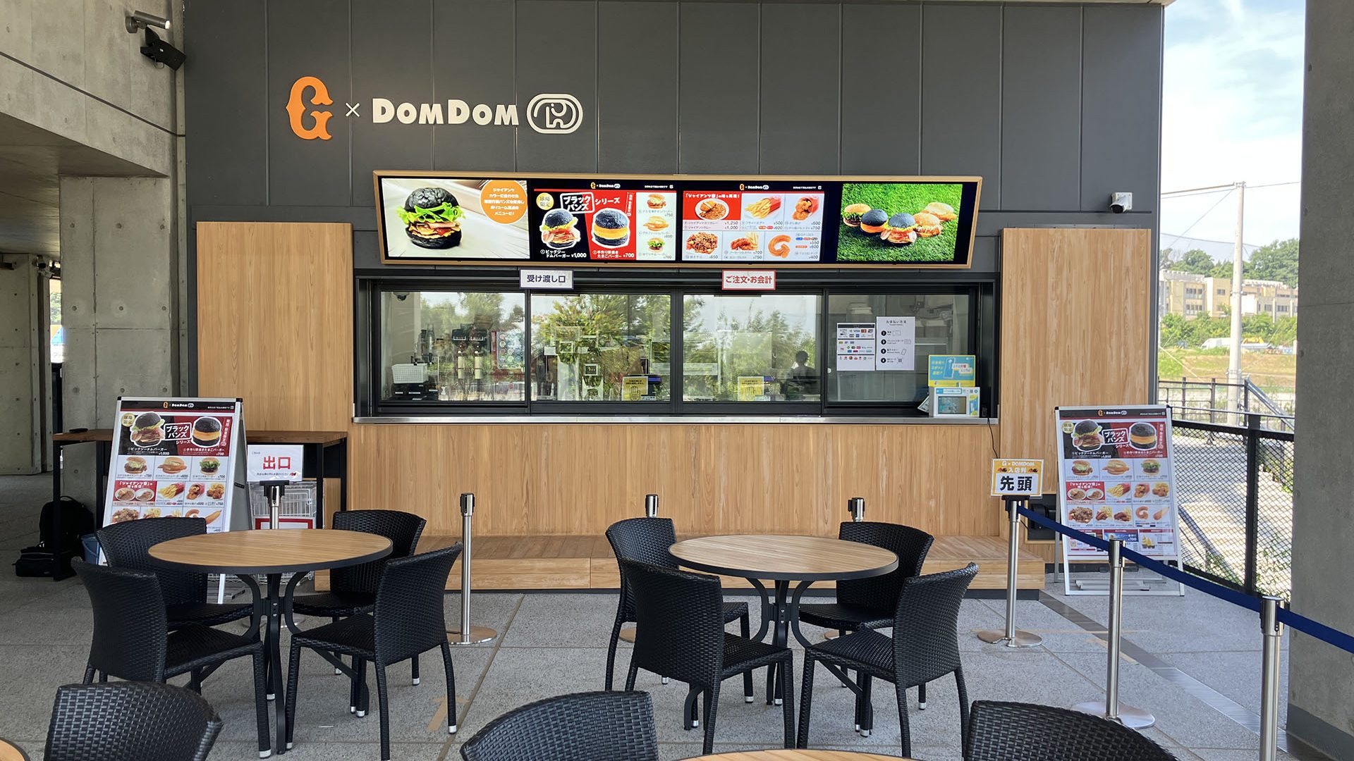 ジャイアンツタウンスタジアム飲食店店舗に設置されたサイネージディスプレイ